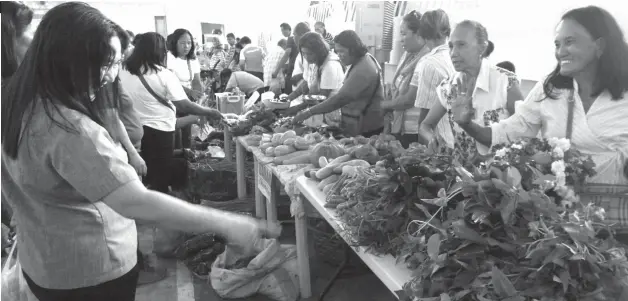  ?? FE B. TAGUIBALOS/Samal Info ?? FARMER’S DAY. Display and selling of agricultur­al products during the “Farmers’ Day” celebratio­n held at Samal Cultural Gymnasium on October 15, 2018.