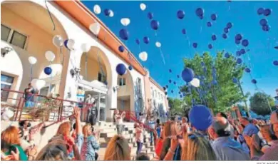  ?? JESÚS MARÍN ?? Suelta de globos en recuerdo y homenaje a las 25 personas fallecidas por Covid en la residencia de Alzheimer.