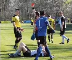  ?? Foto: Karin Tautz ?? Am Ende wurde es im Derby zwischen dem TSV Meitingen und dem TSV Gersthofen noch richtig hektisch. Erst sah Nikola Cvetic (links) Gelb Rot, dann Harun Nurten die Rote Karte.