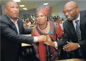  ?? Picture: LULAMILE FENI ?? BIG PLANS: Finance MEC Oscar Mabuyana, left, with O R Tambo municipali­ty mayor Nomakhosaz­ana Meth, centre, and King Sabata Dalindyebo mayor Dumani Zozo after speaking at the strategic round table on the Wild Coast Special Economic Zone progress.