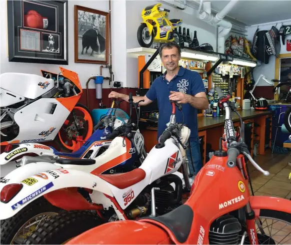  ??  ?? 1 Le garage atelier de la maison familiale est bien fourni. Quelques motos d’usine de trial (dont une Yamaha 350 stickée Moto Revue et ayant appartenu à Gilles Burgat, premier champion du monde français) rappellent sa première passion. 2 Javier est très fier de sa belle 50 Derbi ayant appartenu à Javier Soroa. 3 À ses heures perdues, il restaure des motos pour des clients. 4 Quelques cuirs de Maurel, Crivillé (x 3) et Edwards. 5 Et quelques restes de son passé en vélo de trial. 6 Avec Viñales, en 2017 au Mans, pour la 500e victoire d’une Yamaha en Grands Prix.