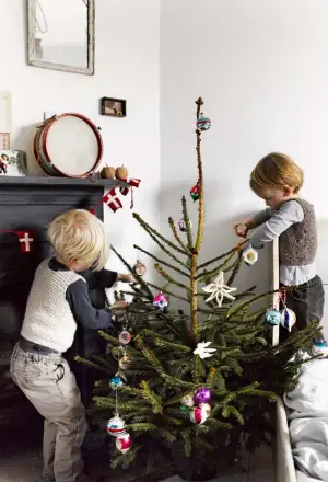  ??  ?? TWIN BEDROOM Miller and Herbie enjoy decorating the Christmas tree in their bedroom together. The fireplace was found on Ebay for £20