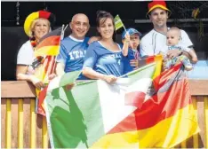  ??  ?? Unentschie­den! Eine geteilte Flagge mit den Farben Deutschlan­ds und Italiens hängt am Haus der Familie Ketterle in Gersthofen. Von links die Großeltern Jutta und Orazio Sisto, Patricia, Luis, Michael und Toni Ketterle.