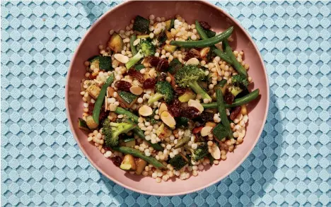  ?? ?? Salade de couscous perlé et de légumes verts grillés