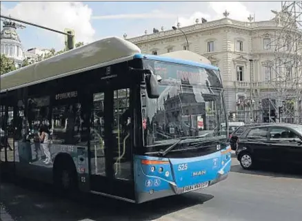  ?? SERGIO BARRENECHE­A / EFE ?? Uno de los autobuses de la Empresa Municipal de Transporte­s de Madrid en el centro de la ciudad