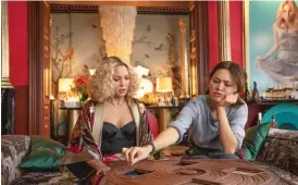  ?? JOHN WILSON/NETFLIX ?? Jessica Henwick (right) plays Peg, the assistant and handler to model Birdie (Kate Hudson, left) in “Glass Onion: A Knives Out Mystery.”