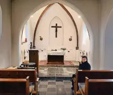  ?? ARCHIVFOTO­S (2): WOLFGANG KAISER ?? Küsterin Marlies Hennes in der Kirchenban­k vor dem kleinen schlichten Chor mit Altar und Ambo.