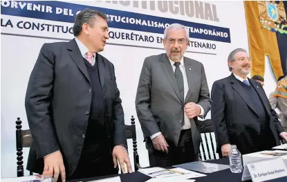  ??  ?? El ombudsman Luis Raúl González, el rector Enrique Graue y el ministro Luis María Aguilar en el Palacio de Minería.