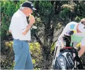  ?? STEVE WATERS/STAFF PHOTO ?? Fred Couples, playing in the Allianz Championsh­ip for the first time since he joined the Champions tour seven years ago, takes time for a snack on the driving range.