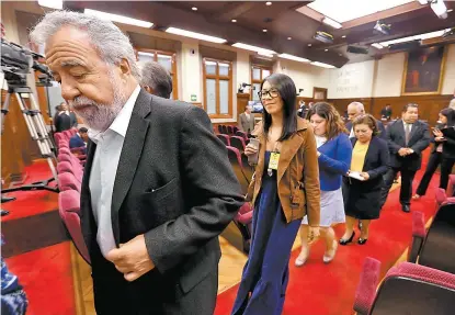  ?? JESÚS QUINTANAR ?? Alejandro Encinas, quien presidió la Asamblea Constituye­nte, acudió ayer al Pleno de la Corte.