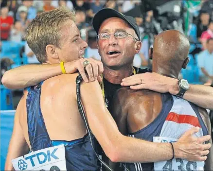  ?? JUNG YEON-JE / AFP ?? Alberto Salazar abraza a sus dos estrellas, los fondistas Galen Rupp y Mo Farah, en Daegu, en el 2011