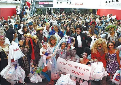  ?? KITO MENDEZ ?? Juntos.
Los famosos disfrazado de Reyes Magos, ayer, con cientos de chicos en el Espacio Clarín. /