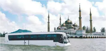  ?? BBXPIX ?? ... A RM3 million amphibious bus (amphicoach) made its first public appearance on the Terengganu River yesterday, going past the iconic Masjid Kristal. To be stationed at Taman Tamadun Islam, it will be used to boost tourism and be deployed during...