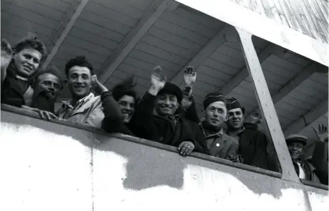  ?? (Reuters) ?? NEWLY ARRIVING Jewish refugees from the Holocaust at Haifa Port in 1948.