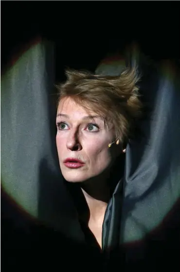  ?? Foto: dpa/Stephanie Pilick ?? Dagmar Manzel als Anna in »Die sieben Todsünden« (Brecht/Weil) an der Komischen Oper in Berlin