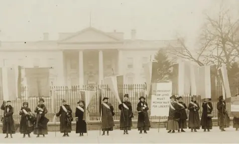  ?? Library of Congress ?? Suffragist­s picket at the White House in 1917.