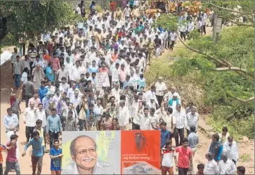  ?? AFP/Getty Images ?? MOURNERS FOLLOW the funeral procession for scholar M.M. Kalburgi. Hours after Kalburgi was slain in his home, a member of the Hindu militant group Bajrang Dal tweeted: “Mock Hinduism and die a dog’s death.”