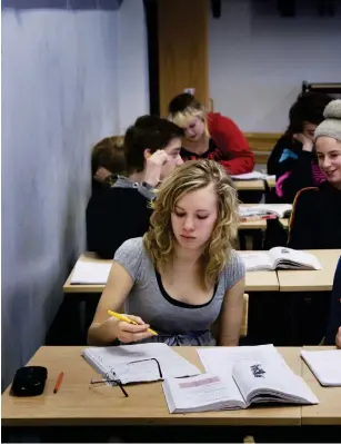  ??  ?? Landets gymnasiesk­olor har hållit stängt sedan den 18 mars, men om inget