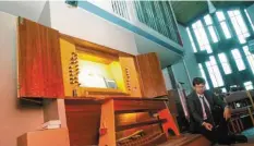  ?? Foto: Annette Zoepf ?? Organist Walter Freyn zeigt auf das mechanisch­e Innenleben der Orgel. Es muss im Zuge der Sanierung aufwendig gereinigt werden.