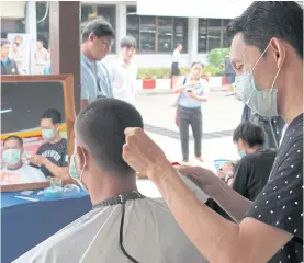  ??  ?? A hair-cut training course is provided to inmates at Kanchanabu­ri Prison to prepare them for employment after they have served their jail term and been discharged.