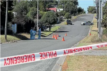  ?? DOMINICO ZAPATA/STUFF ?? Police attend the scene after a man died in Joseph St, Pukemiro, on Friday night.