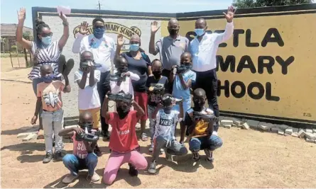  ?? /PHOTOS / THOMO NKGADIMA ?? Pupils overwhelme­d after they received shoes donation from, left back row: Dudu Mphosi, Rev Donald Mabitse, Helen Letlalo, Kgaabi Rudolph and Lehlogonol­o Thoabala.