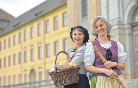  ?? FOTO: DEREK SCHUH ?? Jutta Klawuhn alias Klosterbäc­kerin Theresa Wagner (links) und Bettina Simma machen barocke Stadtgesch­ichte lebendig.