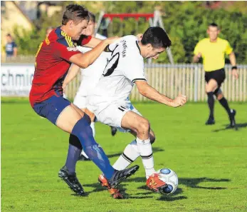  ?? FOTO: KARL-HEINZ BODON ?? Wenig zimperlich gingen die Spieler des SV Allensbach am Mittwochab­end beim SV Denkingen zu Werke und nahmen einen Punkt aus der HFM-Arena mit. In dieser Szene langt Andreas Beisel (links) gegen SVD-Spielmache­r Tino Wagner hin.