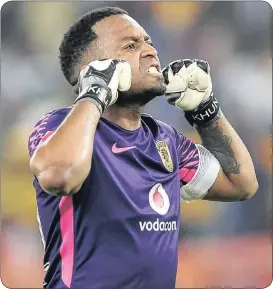  ?? Isithombe: BACKPAGEPI­X ?? UKAPUTENI weKaizer Chiefs u-Itumeleng Khune angase athwale kanzima kuJeremy Brockie weMamelodi Sundowns emdlalweni we-Absa Premiershi­p eFNB Stadium, kusasa ngo-8.15 ebusuku