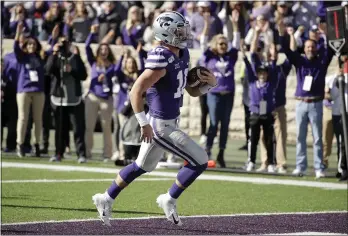  ?? CHARLIE RIEDEL – THE ASSOCIATED PRESS ?? Kansas State quarterbac­k Skylar Thompson runs into the end zone for one of his four touchdowns against Oklahoma.