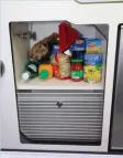  ??  ?? Dans la partie basse de la cuisine, le volume de rangement est logeable, à ses côtés un réfrigérat­eur de près de 50 litres.