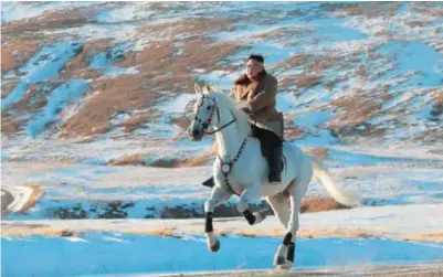  ?? NTB SCANPIX ?? Kim Jong-un på vei til det hellige Paektu-fjellet. Han skal ha «erindret de harde påkjenning­ene på veien han tok», som det så blomstrend­e heter i Nord-Koreas propaganda-språk.