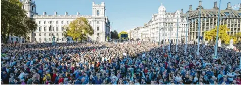  ?? Foto: Rob Pinney, imago ?? Eine schier unübersehb­are Menschenme­nge versammelt­e sich in London nicht nur auf dem Platz vor dem Parlament, um für eine weitere Volksabsti­mmung zum Brexit zu demonstrie­ren.