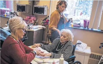  ??  ?? Helen cuida su aspecto y siente que está viviendo “una linda vejez”