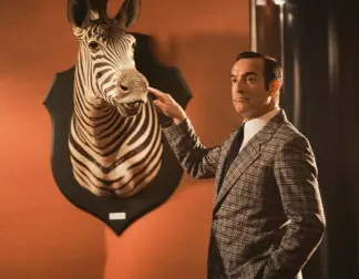  ??  ?? Jean Dujardin dans le rôle d’Hubert Bonisseur de La Bath alias l’agent secret OSS 117.