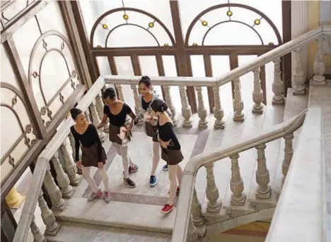  ??  ?? Allieve in pausa sulle scale del Ballet Nacional, in un palazzo colonico vicino all’elegante quartiere del Vedado.