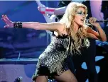  ??  ?? Esordi Kesha durante un concerto nel 2010, anno in cui si fece conoscere con il brano d’esordio «Tik Tok». La cantante ha detto addio nel 2014 al simbolo del dollaro al posto della S nel suo nome