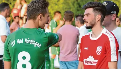  ?? Foto: Gerd Jung ?? Julian Brandt (rechts, hier nach dem Derby am Mittwoch im Gespräch mit Gästespiel­er Nico Oefele) war vor seiner Zeit in Rain auch schon beim TSV Nördlingen am Ball. In der Vergangenh­eit gab es zahlreiche Wechsel zwischen den beiden fußballeri­schen...