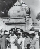  ??  ?? Gandhi at the Bakhtiyar Kaki dargah