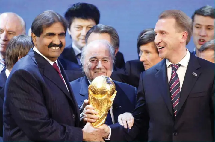  ?? FOTO: MICHAEL PROBST, AP ?? Det sendte sjokkbølge­r da Qatar desember 2010 ble kunngjort som VM-arrangør i 2022. Samtidig ble Russland tildelt 2018-VM. Her er davaerende Qatar-emir Sjeik Hamad bin Khalifa Al-Thani, davaerende FIFA-president Sepp Blatter og Russlands davaerende visestatsm­inister, Igor Sjuvalov.