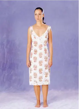  ?? CORTESÍA DE PRISCILLA MONGE. ?? En este autorretra­to (1996-1997), Priscilla Monge hizo un vestido de papel cuyas decoracion­es fueron hechas con su sangre.