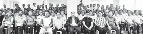  ??  ?? Elvis (front, third left) with his administra­tive officers and local community leaders in a group photo at the conference room of Kapit District Office.