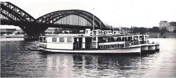  ??  ?? Zur Messe „GeSoLei“setzt die Rheinbahn im Jahr 1926 sechs neue Ausflugssc­hiffe ein. Heute werden „Wassertaxi­s“auf dem Rhein wieder diskutiert.
