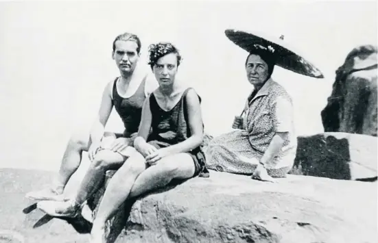  ?? O ?? Federico García Lorca, Anna Maria Dalí, germana del pintor, i Lídia Noguer, a Cadaqués l’estiu del 1927