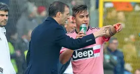  ??  ?? La strada Massimilia­no Allegri e Paulo Dybala indicano la strada per lo scudetto: stasera sfida con il Sassuolo (Ansa)