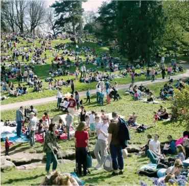  ?? Foto: AFP/Fred Dufour ?? Ohne Menschen nur eine Wiese im Park Buttes-Chaumont, so aber ein riesiger Pariser Debattiers­alon