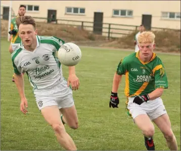  ??  ?? Pádraig Doyle of Naomh Eanna has the edge on Daire Bolger in this race to win the ball.