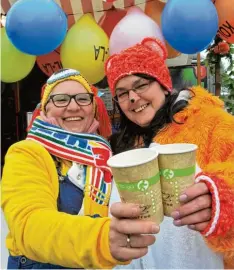  ?? Fotos: Andreas Lode ?? Silvia Schantin und Sabine Burger von der Gersthofer Faschingsg­esellschaf­t Lechana boten an ihrem Stand Heißgeträn­ke an.