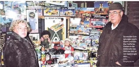  ?? FOTOS: PRIVAT/SCHOLTEN ?? Da werden Erinnerung­en wach: Hanni und Günther Raffel betrieben in der Dellstraße von 1955 bis 1991 einen Spielzeugl­aden.