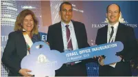  ?? (Sivan Farag) ?? PRESIDENT and COO of Franklin Templeton Investment­s Jenny Johnson awards Uzi Yitzhak, head of Franklin Templeton, Israel, the key for its new venues in Herzliya.